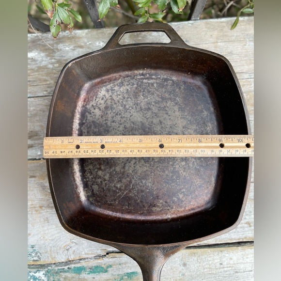 Lodge black cast iron square pan - Picture 7 of 8